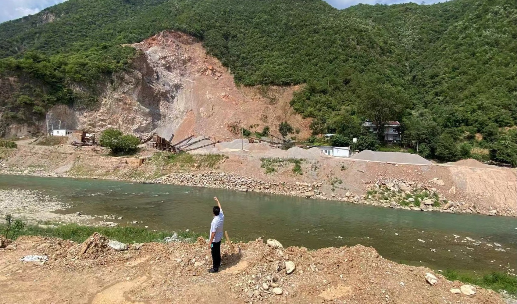 全国人民像爱护眼睛一样保护神农架襄阳一企业却在神农架脚下开山炸石10年