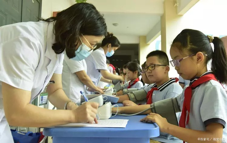 学校验血遭家长抵制，称“你搞好你的教育就行了”，获网友怒赞