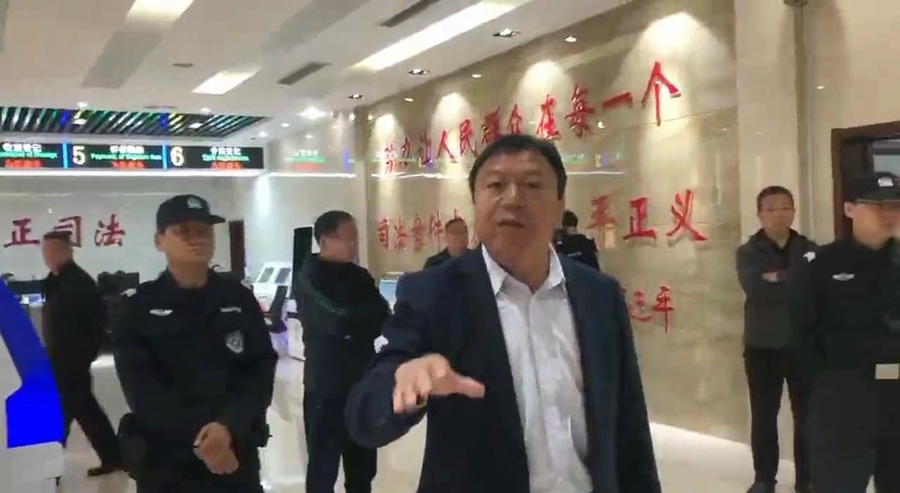 魏县法院特警围堵公开庭审，刘美香丈夫裘斌与维权律师江天勇遭暴力拘押